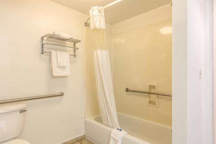King Room Disability Accessible (12 of 27)