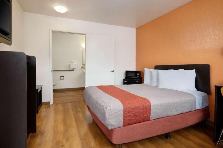 Room 5 of 12