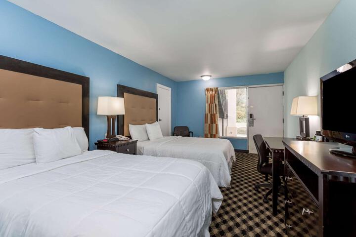 2 Double Beds (3 of 5)