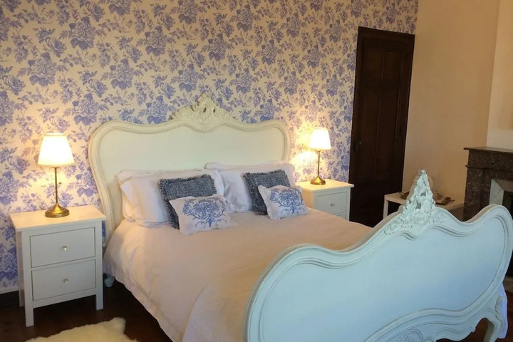 Room 4 of 16