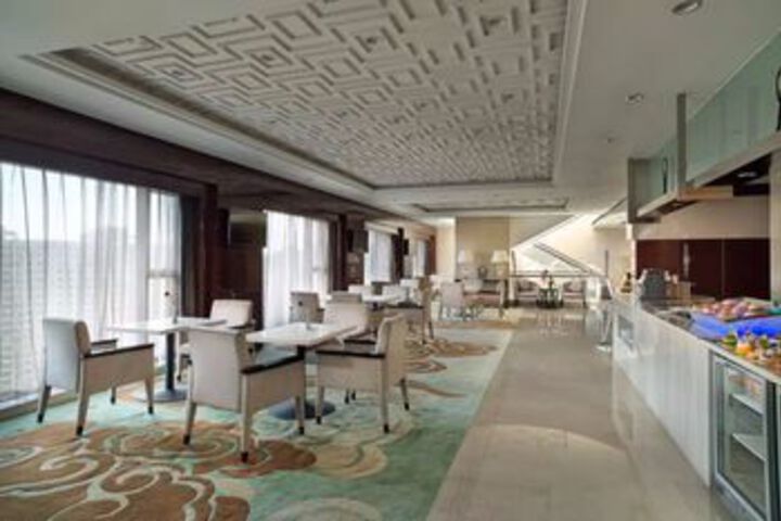 Lounge 7 of 29