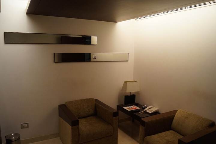 Room 33 of 76