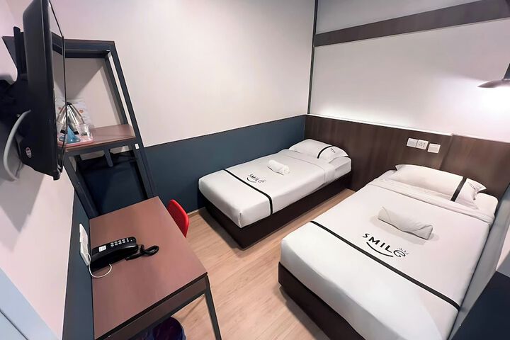 Room 5 of 12
