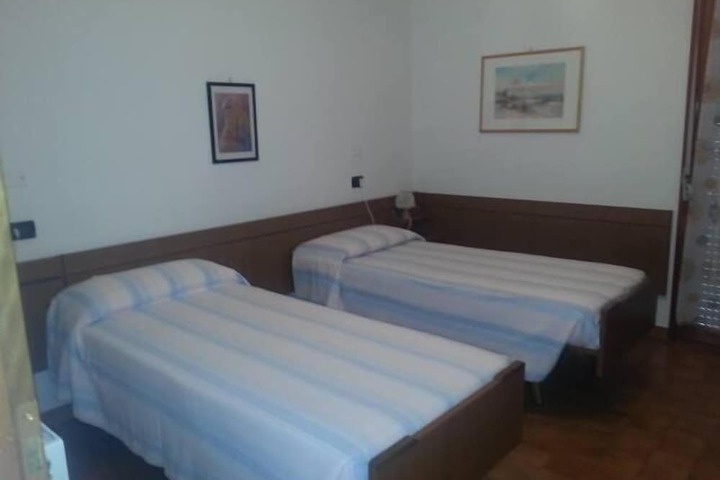 Room 8 of 38