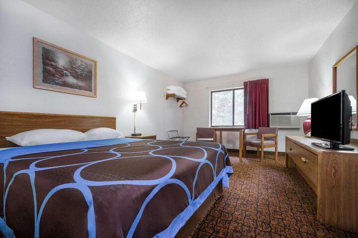 1 Queen Bed (5 of 8)