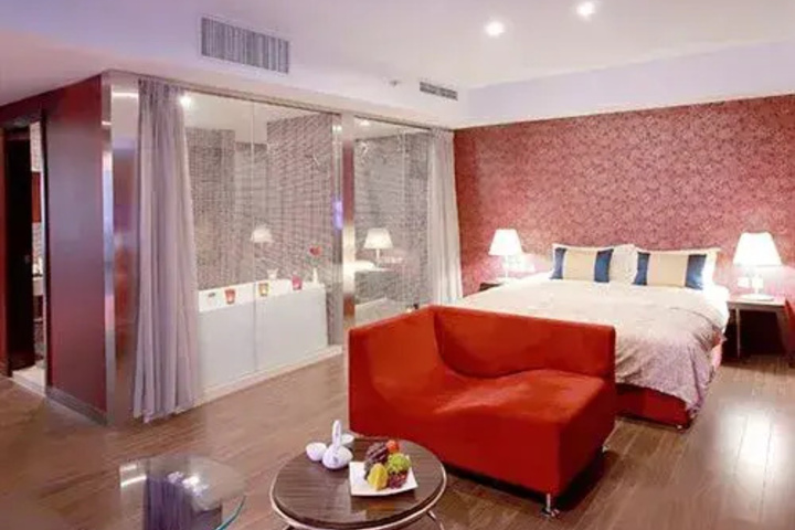 Room 4 of 7