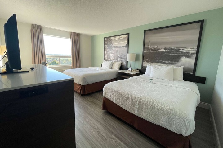 2 Queen Beds (10 of 16)