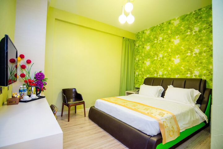 Room 8 of 18