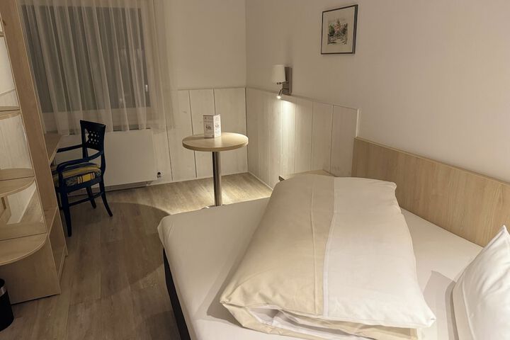 Room 12 of 77