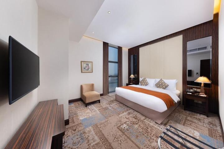 Room 32 of 60