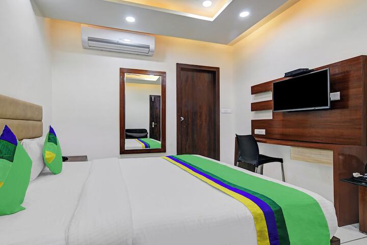 Room 5 of 8