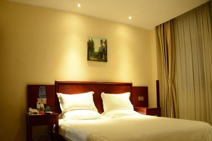 Room 12 of 32