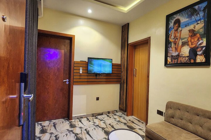 Room 9 of 14