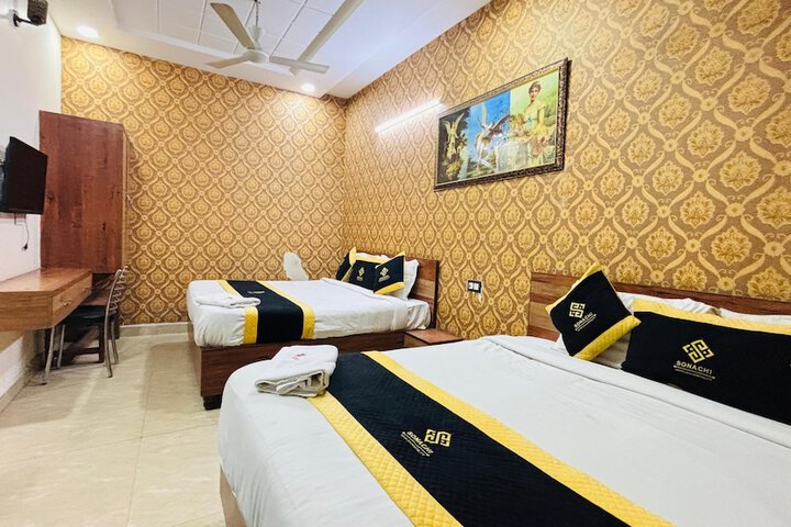 Room 9 of 34