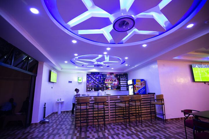 Lounge 12 of 21