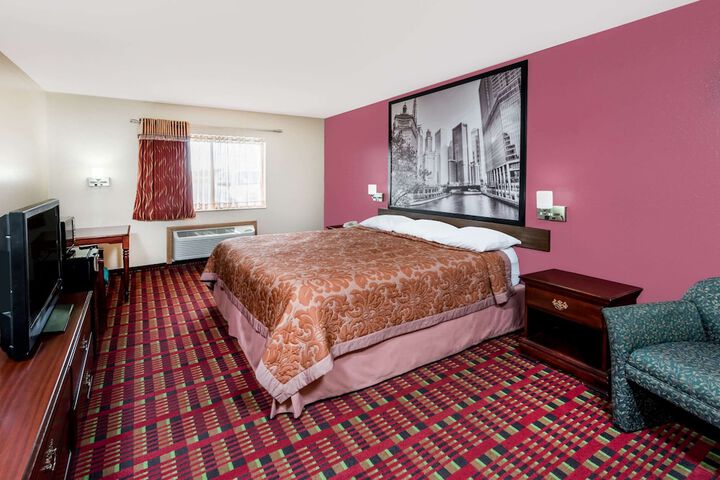 1 King Bed (4 of 9)