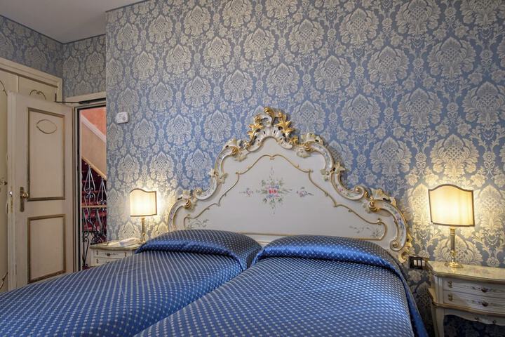 Room 35 of 77
