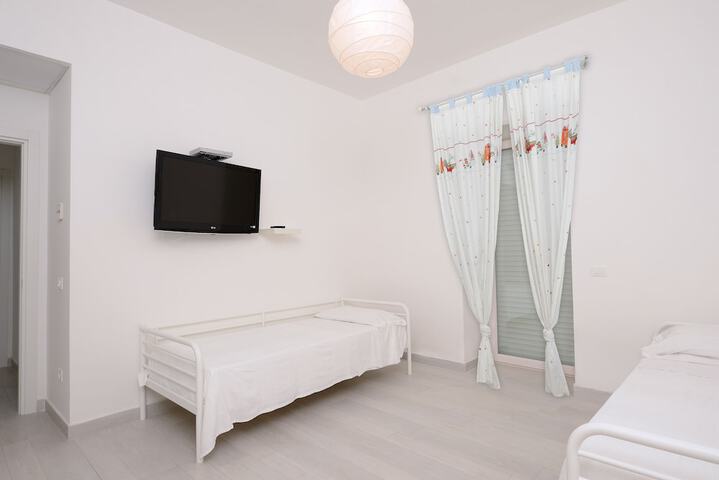 Room 6 of 47