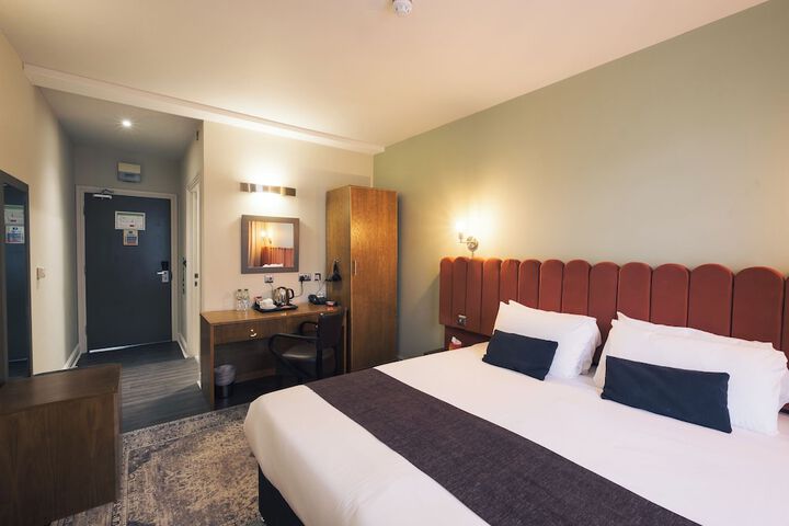 Room 5 of 18