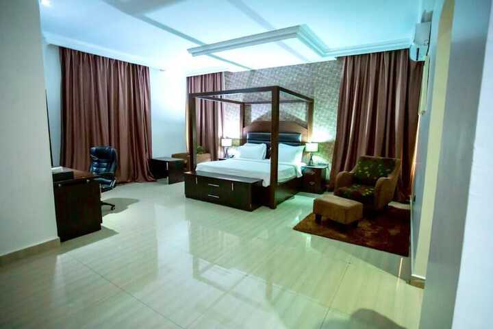 Room 4 of 25