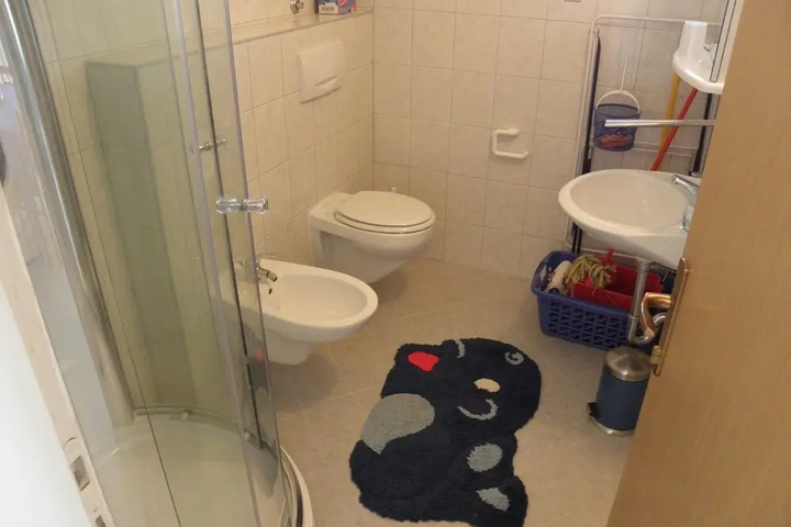 Room 6 of 9