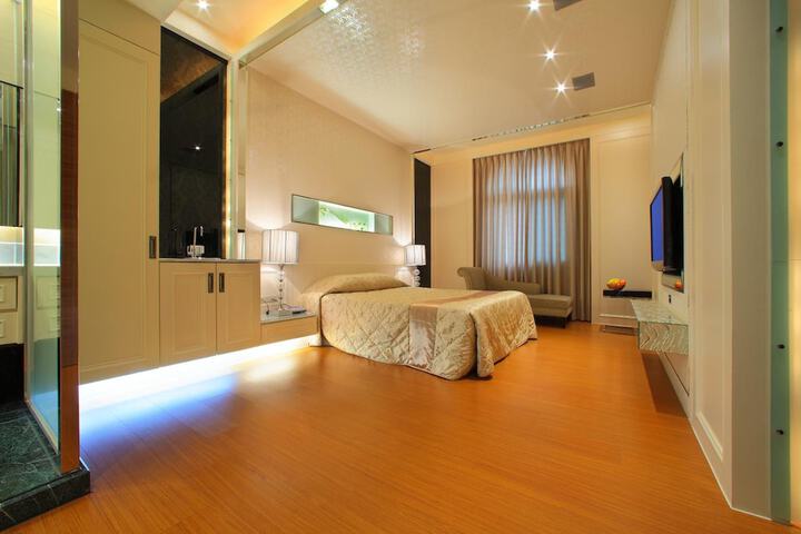 Room 15 of 33