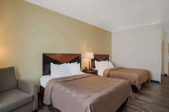 2 Queen Beds (9 of 16)