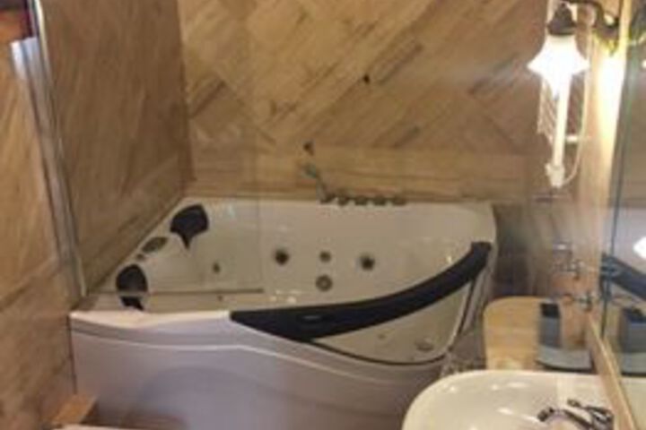 Hot Tub 10 of 12