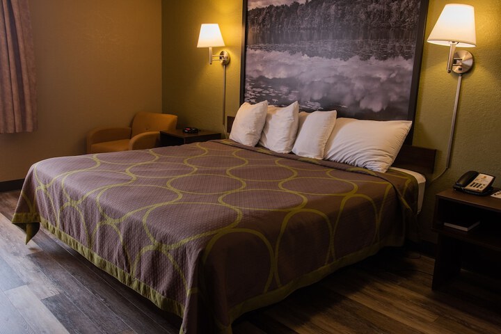 1 King Bed (4 of 8)
