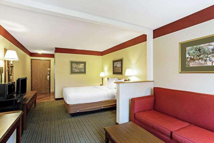 2 Queen Beds (5 of 10)