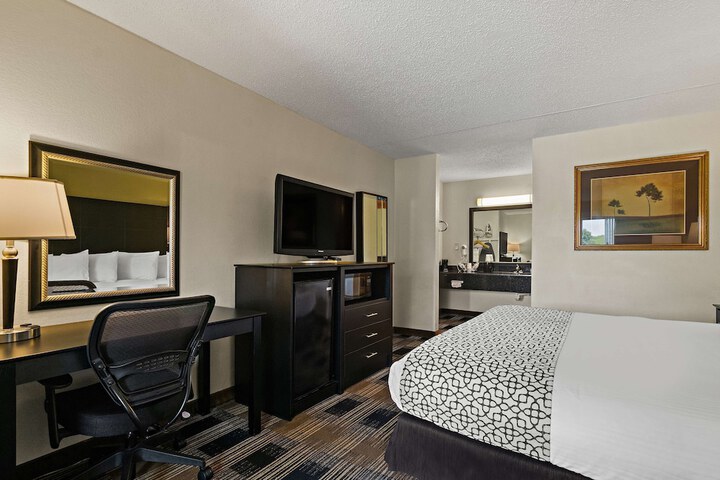 1 King Bed Microwave and Refrigerator WiFi Continental Breakfast (21 of 26)