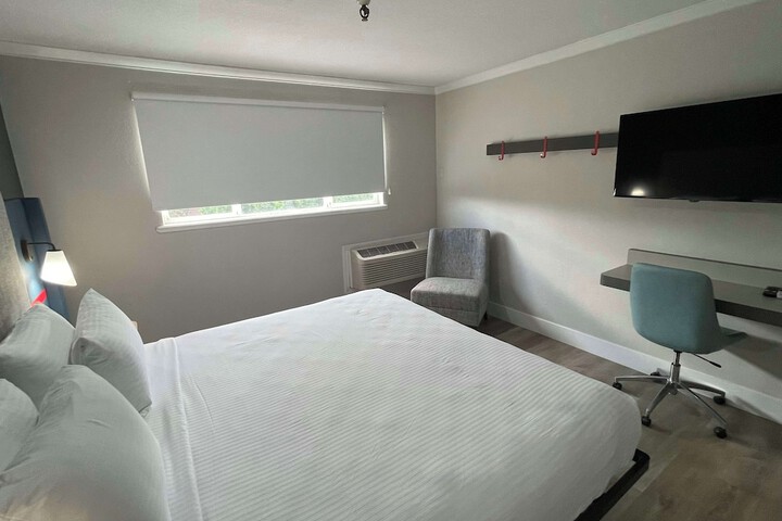 2 Queen Beds Microwave and Refrigerator Full Breakfast (6 of 15)