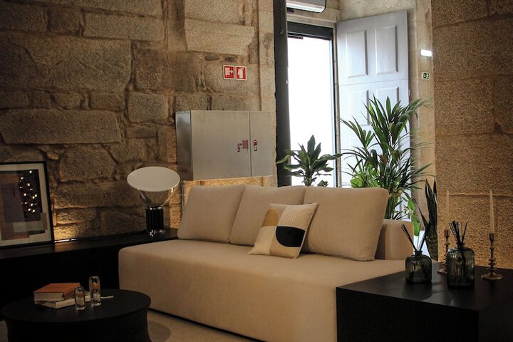 Lounge 94 of 132