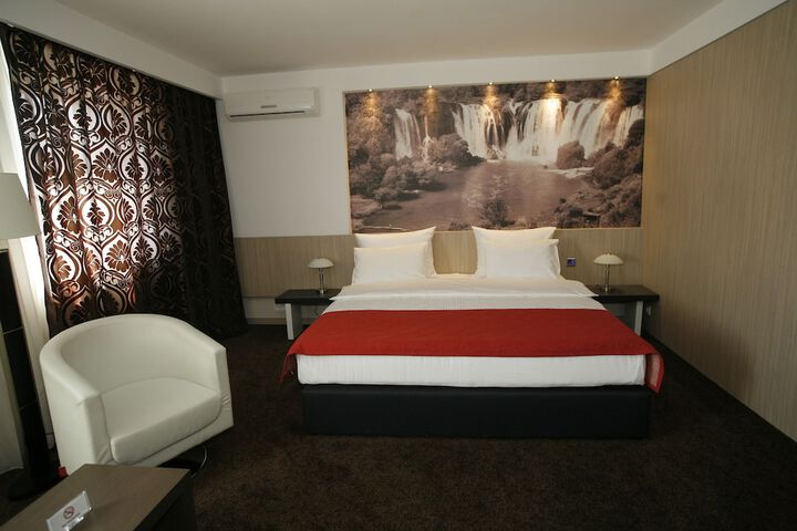 Room 17 of 103