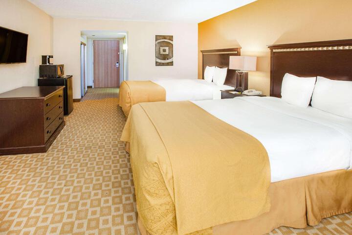 1 King Bed Deluxe (2 of 10)