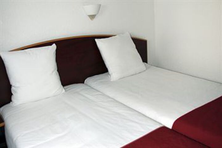 Room 13 of 25