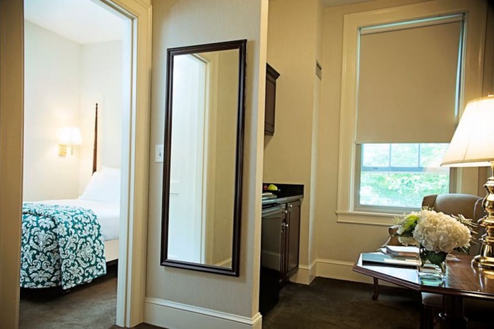 Hotel Suite Photo