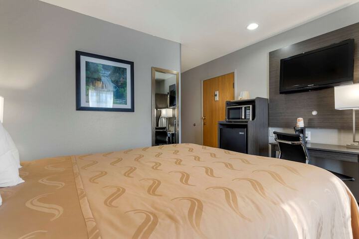1 Queen Bed (10 of 15)