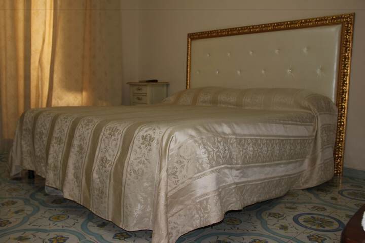 Room 6 of 28
