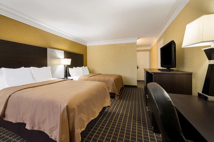 2 Double Beds (16 of 29)