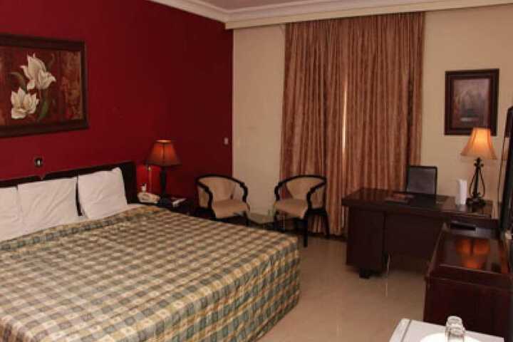 Room 6 of 28