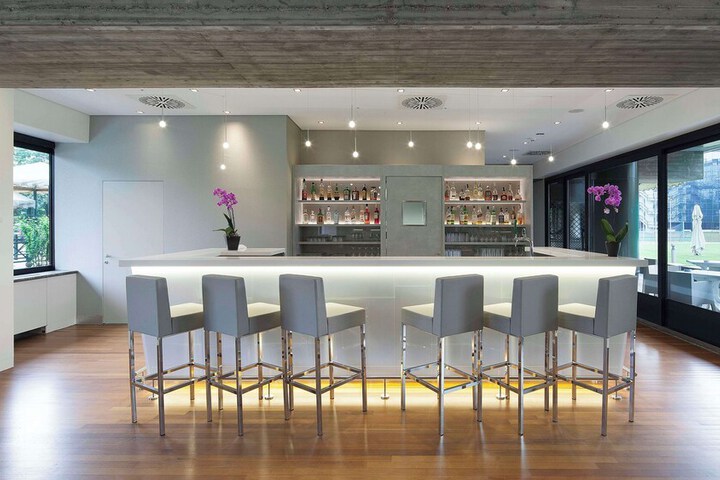 Lounge 63 of 79