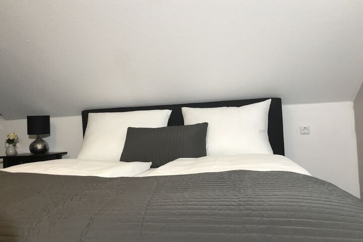 Room 2 of 33