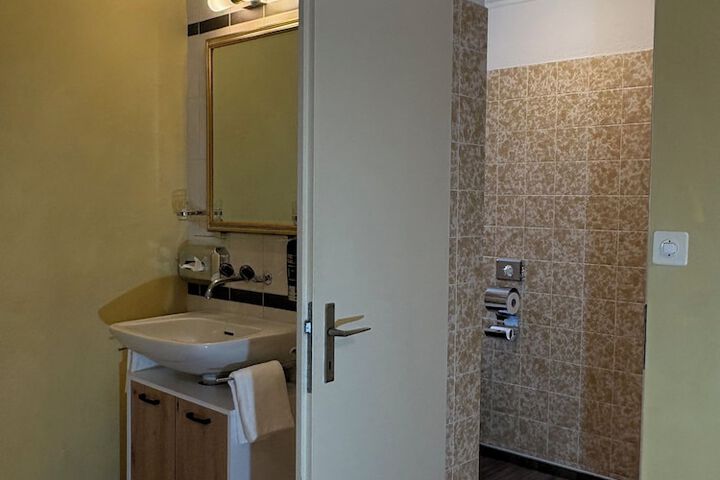 Room 215 of 266