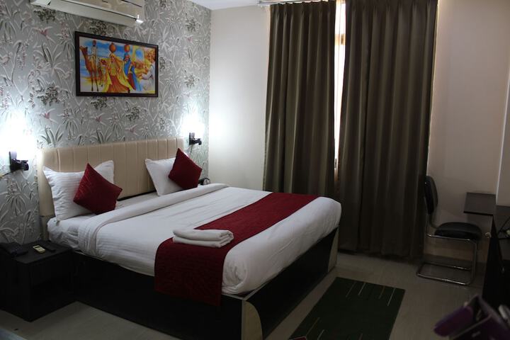 Room 8 of 11