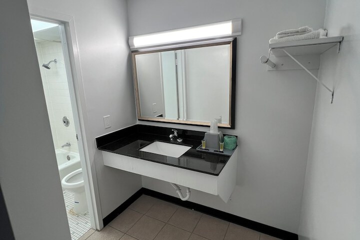 Room 10 of 16
