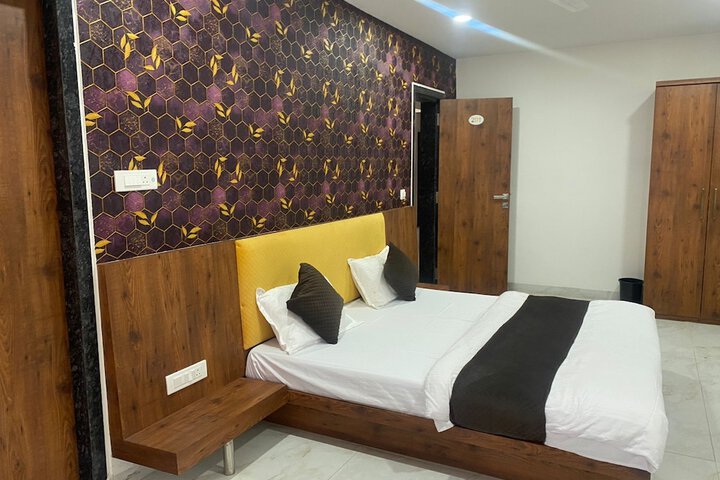 Room 7 of 12
