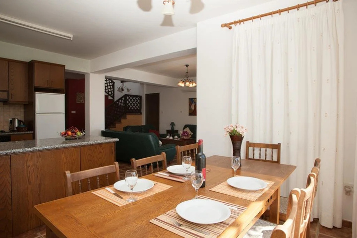 Dining 16 of 19