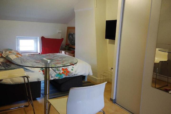 Room 4 of 12