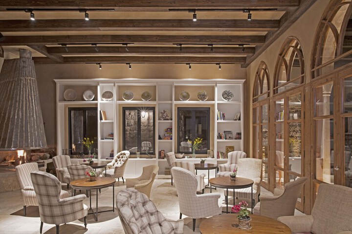 Lounge 72 of 85